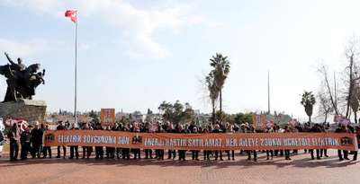 Enerji firmasına 15 metre pankartlı protesto
