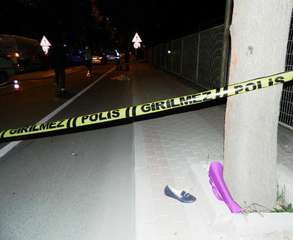 Otobüs durağına giderken otomobil çarptı: 1 ölü, 1 yaralı