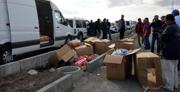 Polisin 'bomba var' diye durduğu minibüsten oyuncaklar çıktı