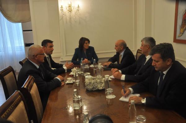 Kosova cumhurbaşkanı siyasi krize çözüm bulmak için siyasi liderler ile bir araya geldi