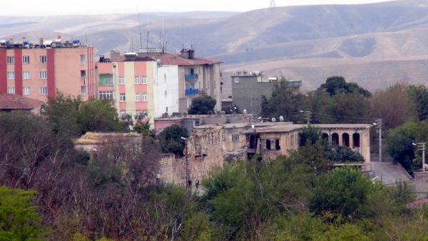3 mahallede sokağa çıkma yasağı uygulanan Silvan'da silah ve patlama sesleri