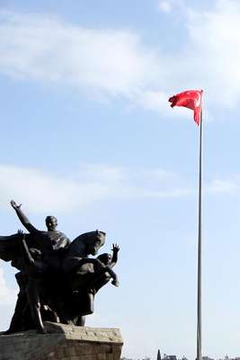 Antalya'da Türk bayrağı gönderde kaldı