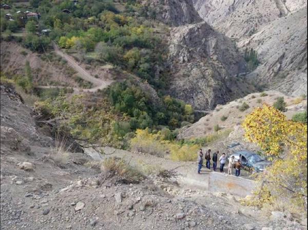 Otomobil şarampole yuvarlandı: 1 ölü, 2 yaralı