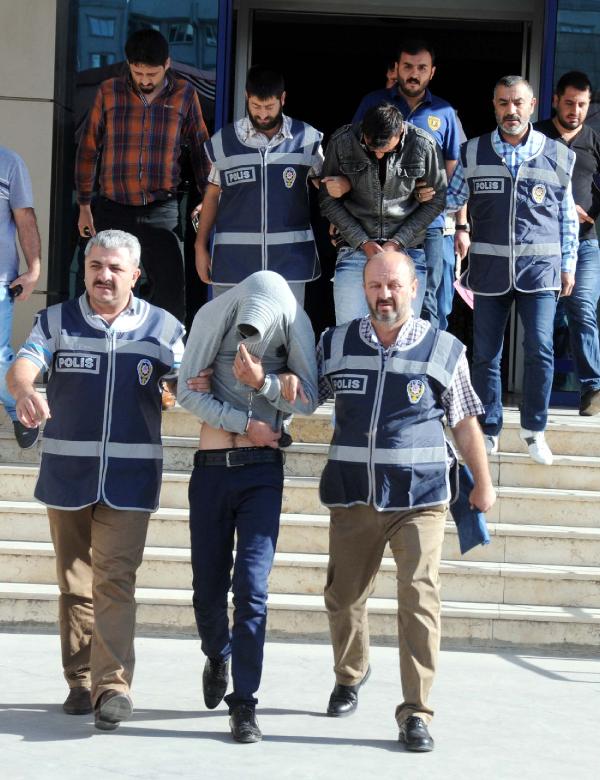 Akaryakıt istasyonu soyguncusu bakışlarından tanınan eski çalışan çıktı