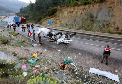 TIR'la minibüs çarpıştı: 2 ölü, 7 yaralı