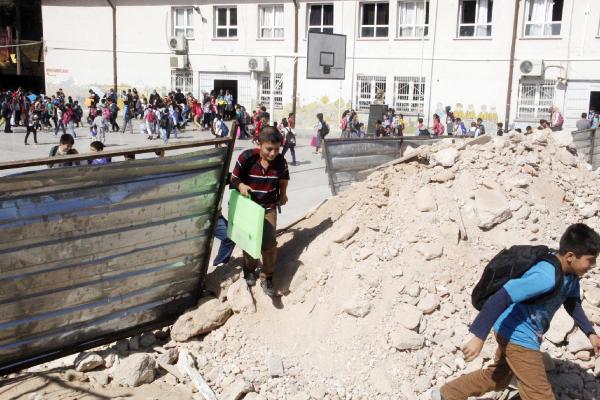 Okul inşaatında sac levhalı önlem