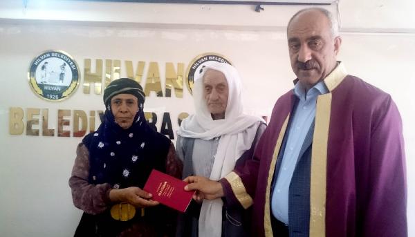 Belediye Başkanı 35 yıl sonra nikah kıyan yaşlı çiftten 3 çocuk istedi