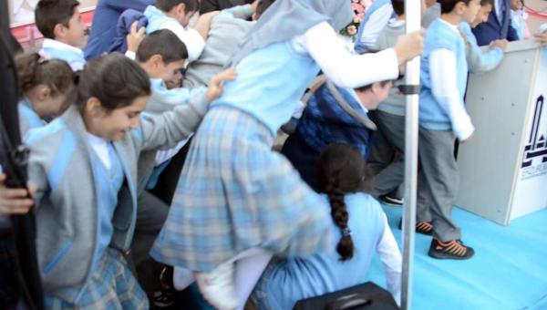 Akdağ'ın çağırdığı öğrenciler kürsüye hücum etti