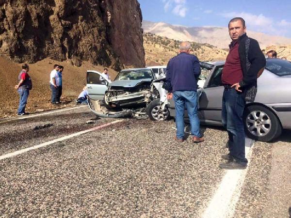 Çelikhan’da otomobiller çarpıştı: 4 yaralı