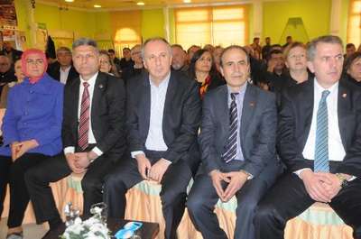 CHP'li İnce: aldığın hediyeler hatırına mı bayrağı yarıya indireceksin?