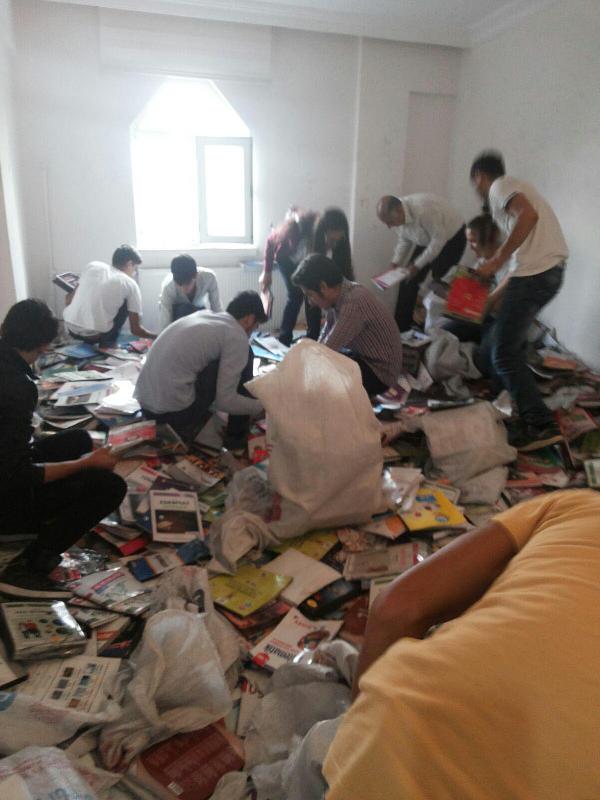 Kırşehir'de yakılan kitabevinden kalan kitaplar öğrencilere dağıtıldı