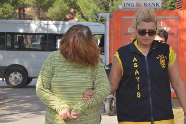 Kızına fuhuş yaptırırken yakalandı