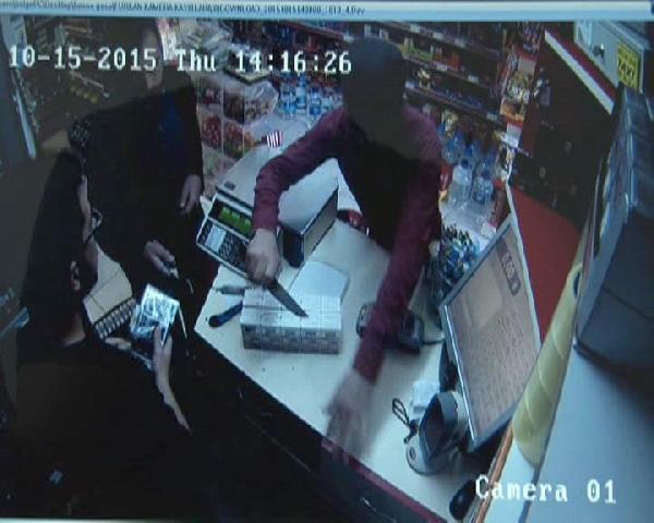Markette bıçaklı gasp güvenlik kamerasında
