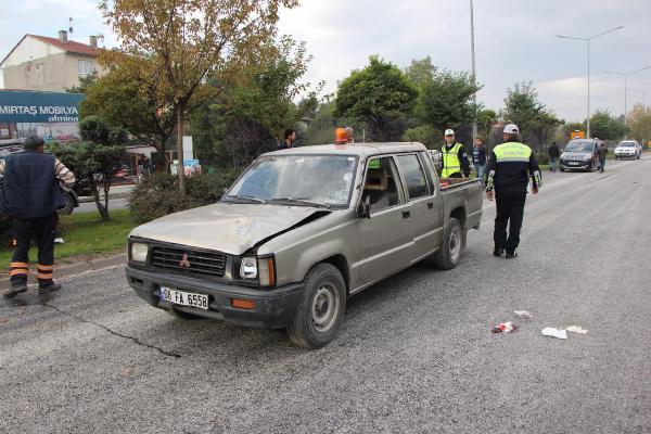 Trafiğe kapalı yolda kamyonet çarptı