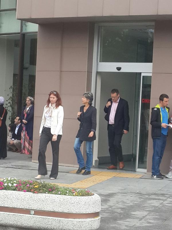İngiliz yolcu Sutton soruşturması sürüyor; ablası adliyeye geldi