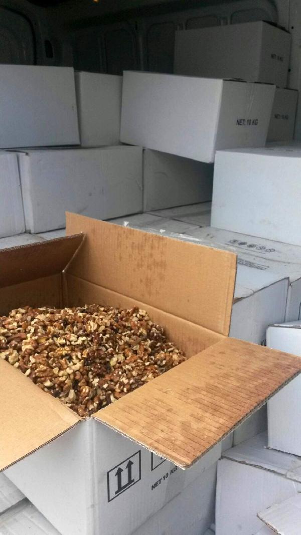 1 ton 360 kilo ceviz içi ve 255 kilo kabuksuz çekirdek ele geçirildi.