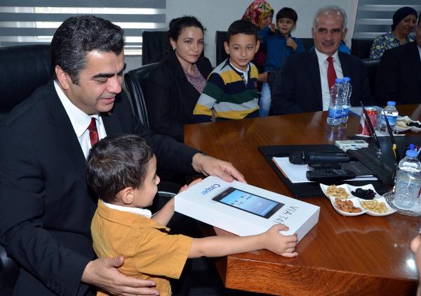 Kayseri'de şehit çocuklarına tablet ve bilgisayar