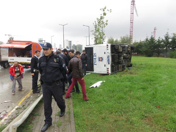 Çevik kuvvet midibüsü kazası sonrası korku dolu anlar