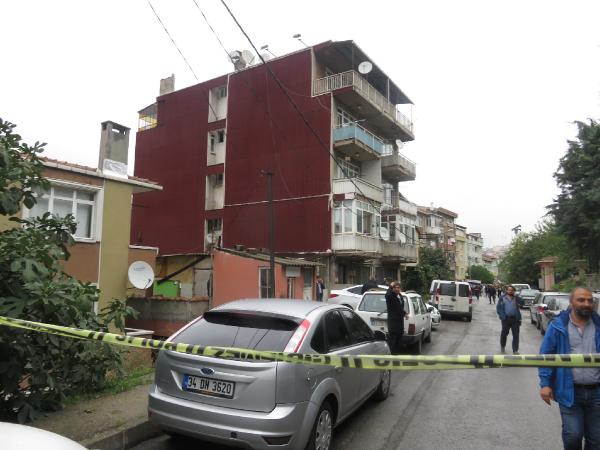 Kadıköy'de bina girişinde şüpheli paket alarmı