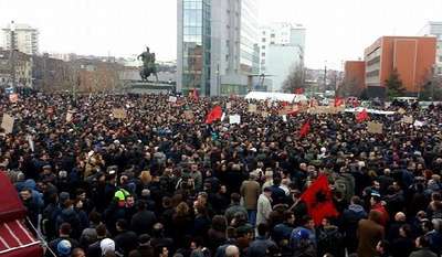 Kosova'da bakanı protesto eden grup Başbakanlık binasına saldırdı