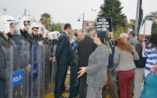 Çayırova'da iki mahallenin sakinleri belediyeye yürüdü