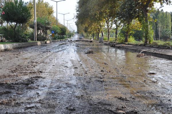 Dere taştı, Kuşadası Güzelçamlı sele teslim oldu (2)