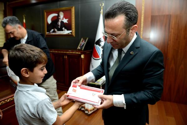 Vali Aksoy, bayrağı öperek göndere çeken öğrencileri kabul etti