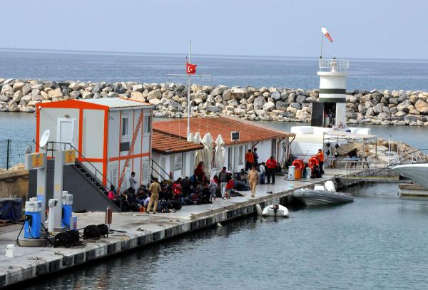 Kuşadası Körfezi'nde kaçakları taşıyan bot battı: 15 kayıp
