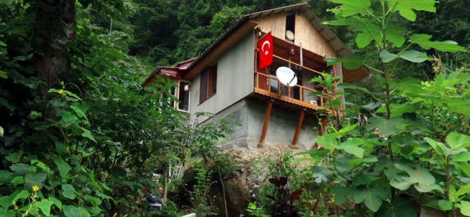 Yer bulamayan gurbetçi kayaya ev yaptı