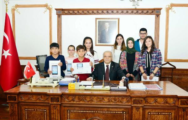 Vali Şentürk’ten, şehit çocuklarına bilgisayar