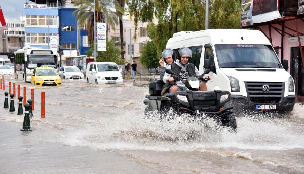 Antalya'da şiddetli yağmur yaşamı olumsuz etkiledi
