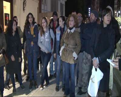 (Özel) Sanatçılardan 'Krala yas'a tepki eylemi