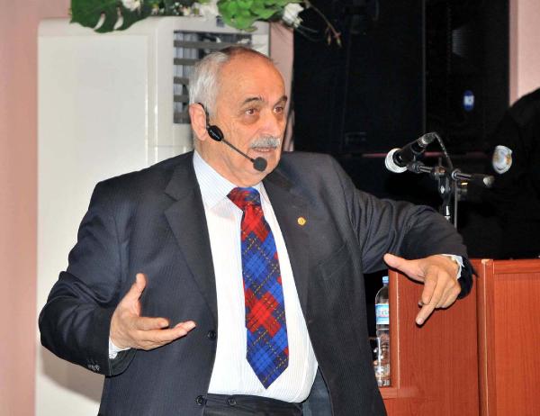 Başına traktörün parçası çarpan Ekrem Pakdemirli yaralandı (2)