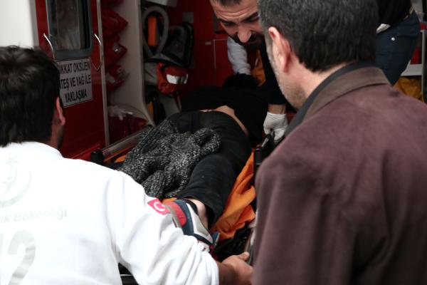 Yolda yürürken sırtına kurşun isabet etti