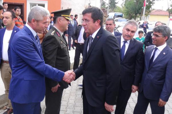 Ekonomi Bakanı Zeybekci Uşak'ta, park ve düğün solunu açtı