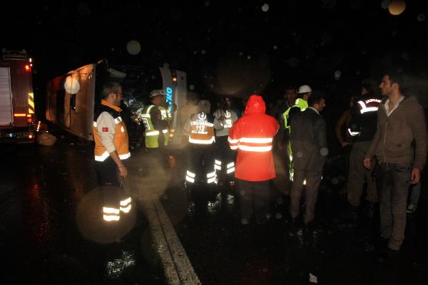 Yolcu otübüsü devrildi: 25 yaralı