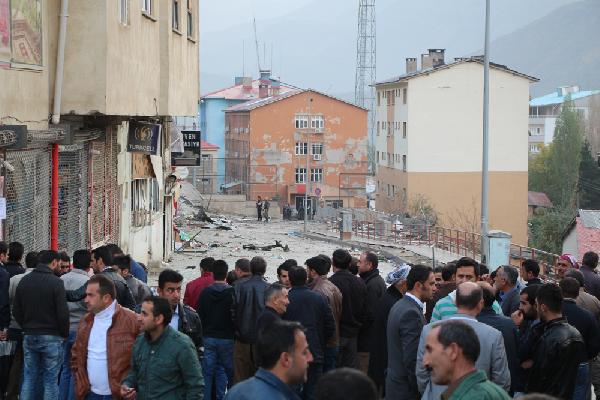 Şemdinli'de PKK bomba yüklü aracı infilak ettirdi, hastane ve çok sayıda bina hasar gördü