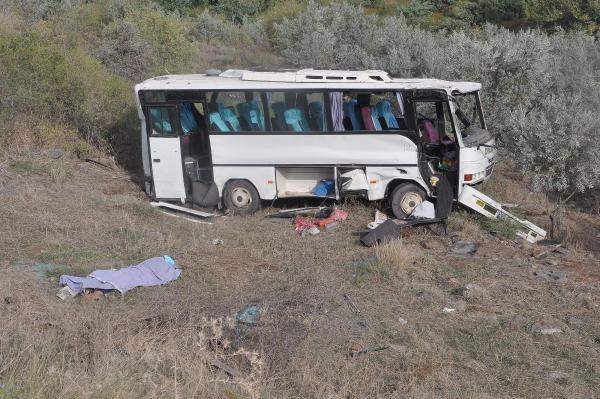İşçileri taşıyan minibüs şarampole yuvarlandı: 2 ölü, 16 yaralı