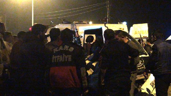 Kars'ta kamyonet ile minibüs çarpıştı: 3 yaralı