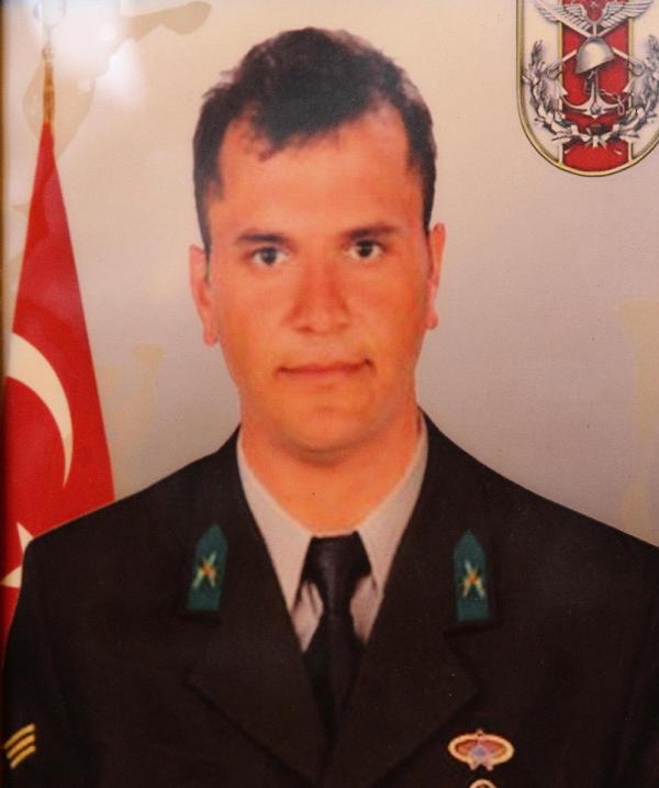 Şehit oğluna ambulansın içinde veda etti
