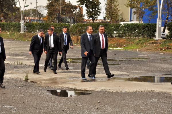 Vali, eski kömür yıkama tesisi alanında galoşla gezdi