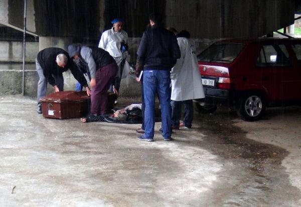 Çaya düşen evsiz boğuldu