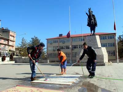 Meydanda halı yıkayarak ceza yazan polisi protesto etti
