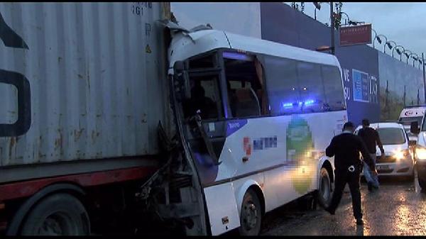 Servis minibüsü TIR'a arkadan çarptı: 3'ü ağır 10 yaralı