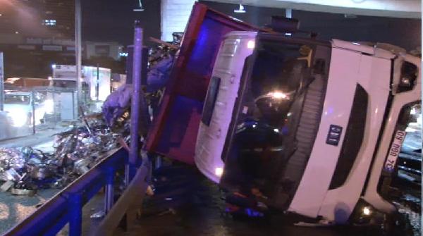 Mahmutbey gişelerde devrilen kamyon trafiği etkiliyor