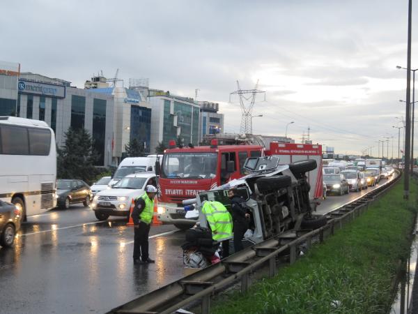 Zırhlı polis aracı kaza yaptı: 2 yaralı