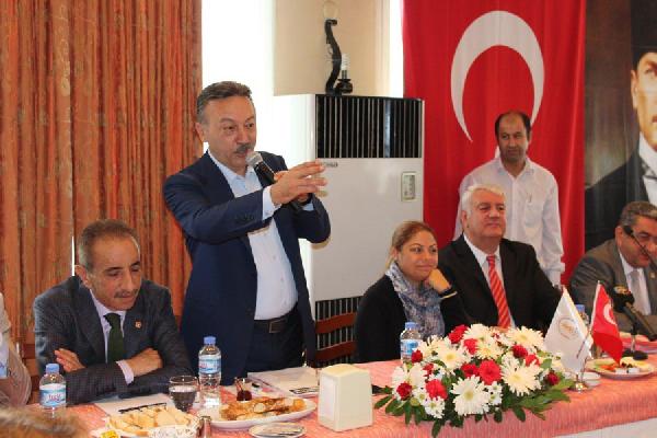 CHP'liler, İzmir'de esnaftan oy istedi