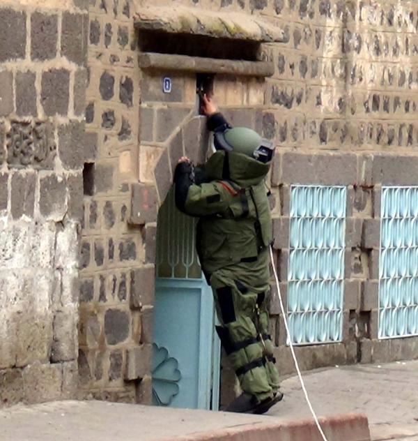 Cami kapısına bırakılan bilgisayar parçası bomba paniği yaşattı