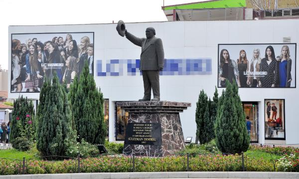 Demirel heykelini gölgede bırakan reklam tabelasına tepki