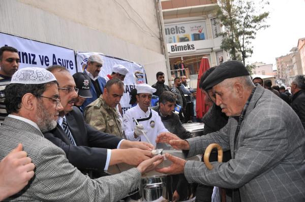 Hakkari'de polisten 1500 kişiye aşure